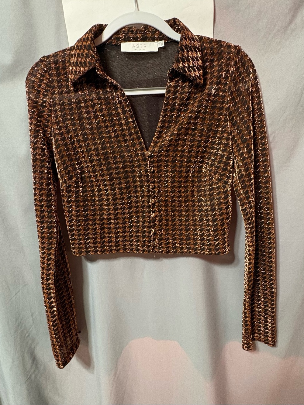 ASTR Copper Houndstooth Cropped Button-Front Top